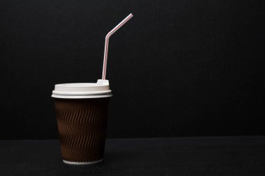 Siyah arka planda kağıt kahve fincanının yakın plan görüntüsü