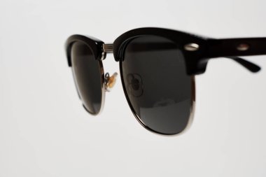 siyah güneş gözlüğü beyaz arkaplanda izole.