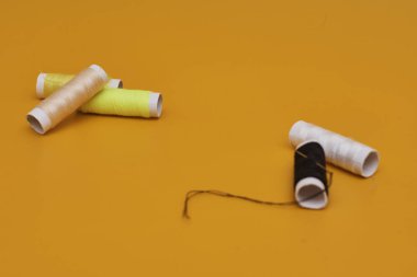 Sarı arkaplanda renkli iplikler 