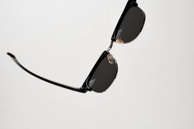 siyah güneş gözlüğü beyaz arkaplanda izole.