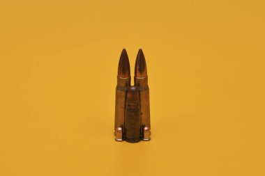 Parlak sarı arka planda madde işaretleri