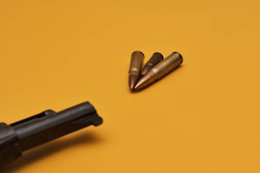 Sarı arkaplandaki mermilerin yakın plan görüntüsü    