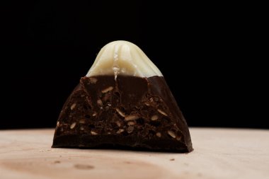 Siyah arka planda çikolata şekeri