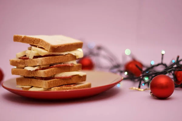 Montón Sándwiches Con Jamón Queso Plato Bolas Navidad Rojas Con — Foto de Stock