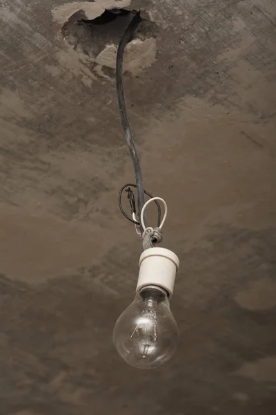 翻新期间灯泡悬挂在天花板上的低角度视图 — 图库照片
