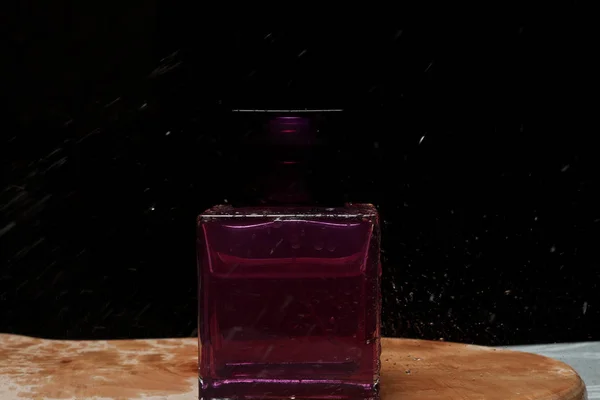 暗い背景に木製のボード上の香水瓶 — ストック写真