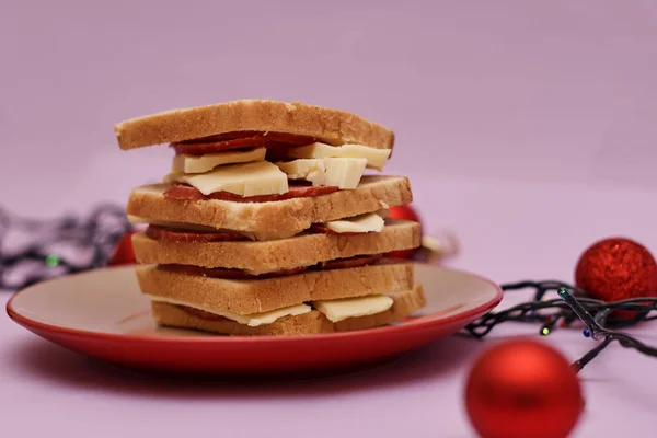 Montón Sándwiches Con Jamón Queso Plato Bolas Navidad Rojas Con — Foto de Stock