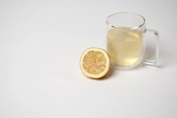 Лимонад Стекле Лимоном Белом Фоне — стоковое фото