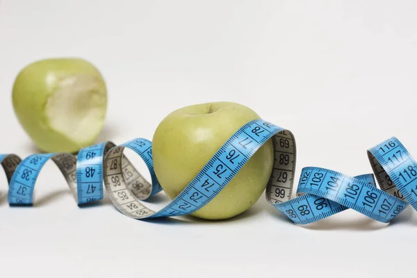 Jabłka Niebieską Taśmą Pomiarową Białym Tle Koncepcja Diety — Zdjęcie stockowe