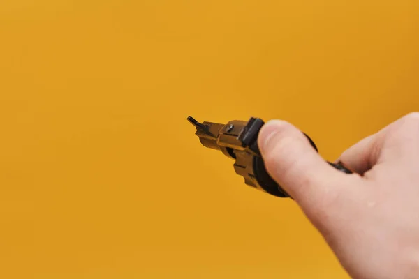 Abgeschnittene Aufnahme Einer Person Mit Revolver Auf Gelbem Hintergrund — Stockfoto