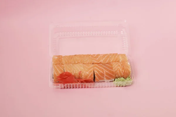 ピンクの背景に日本の寿司とロール — ストック写真