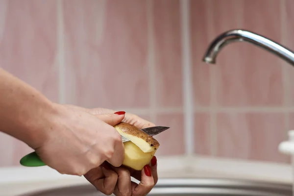 Penutup Wanita Mengupas Kentang Dapur — Stok Foto