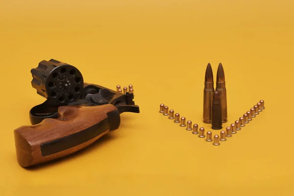 Silah Mermiler Sarı Arkaplanda — Stok fotoğraf