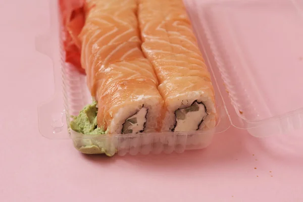 Japanse Sushi Broodjes Roze Achtergrond — Stockfoto