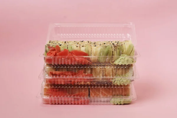 Sushi Japonés Rollos Sobre Fondo Rosa —  Fotos de Stock