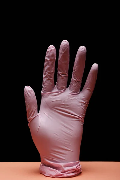 Nahaufnahme Von Rosa Medizinhandschuh Auf Schwarzem Hintergrund — Stockfoto