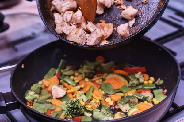 Mulher Cozinhar Legumes Misturados Com Carne Frango — Fotografia de Stock