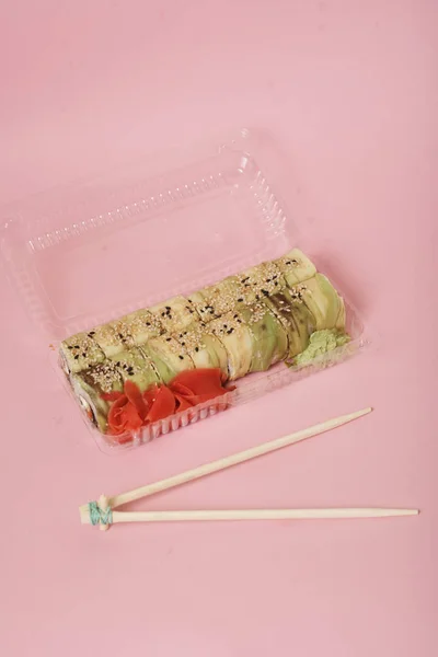 Japán Sushi Tekercs Rózsaszín Háttér — Stock Fotó