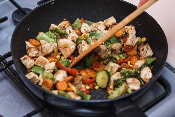 Mulher Cozinhar Legumes Misturados Com Carne Frango — Fotografia de Stock