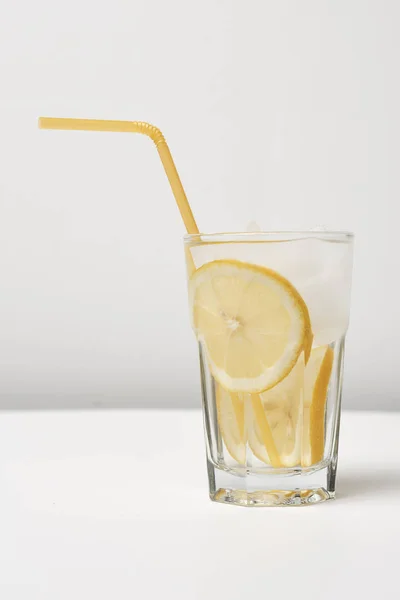 杯柠檬水用稻草 — 图库照片