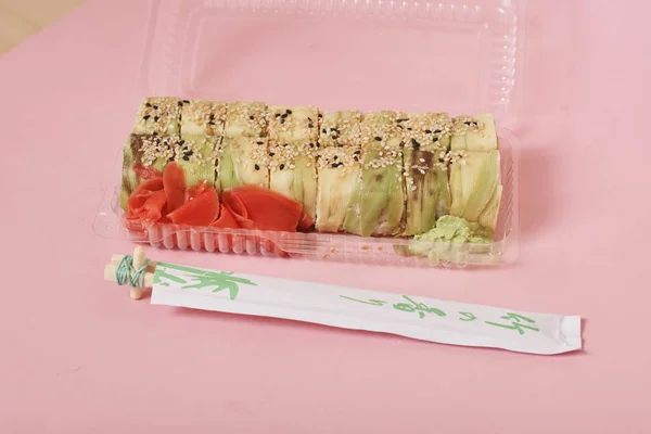 Sushi Japonês Rolos Fundo Rosa — Fotografia de Stock