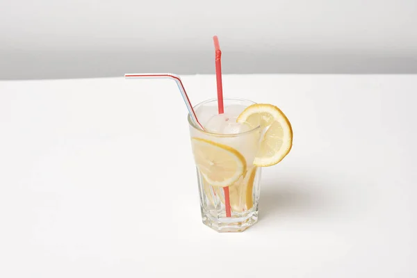 Limon Dilimli Taze Yaz Kokteyli Yakın Görüş — Stok fotoğraf