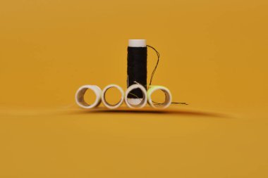 Sarı arkaplanda iplik takımı 