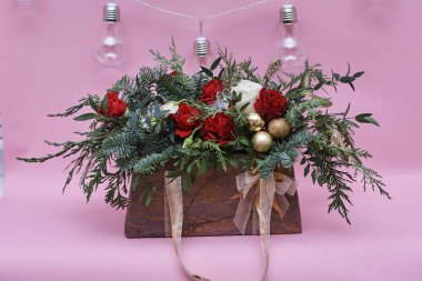 Yeşil yapraklı güzel kırmızı ve beyaz güller ve hediye paketinde parlak altın bir ziyafet. 