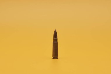 Sarı arkaplandaki merminin yakın plan görüntüsü   
