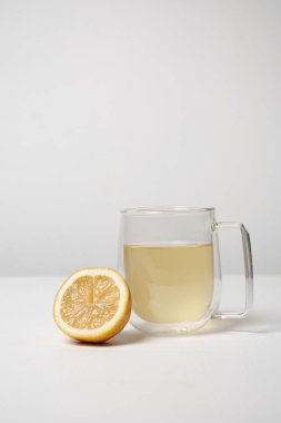 Beyaz arka plan üzerinde limon parçası ile cam limonata