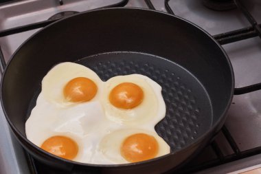 Tavada tavuk yumurtalarının yakın plan görüntüsü.