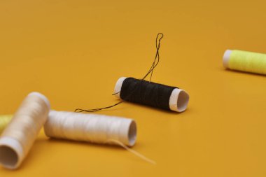 Sarı arkaplandaki başlıkların yakın plan görüntüsü 