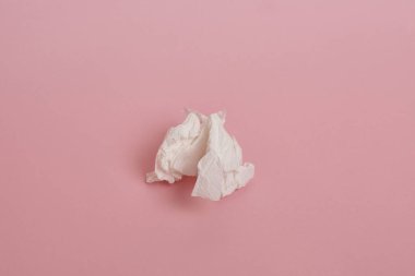 Pembe arka planda kullanılmış kağıt peçetenin yakın plan görüntüsü 