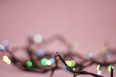 pembe arka planda çelenk renkli ışıklar