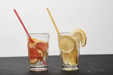 Limon ve greyfurt dilimli taze yaz kokteylleri, yakın görüş.