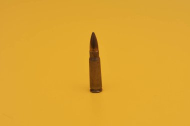 Sarı arkaplandaki merminin yakın plan görüntüsü   