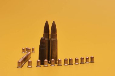 Parlak sarı arka planda madde işaretleri