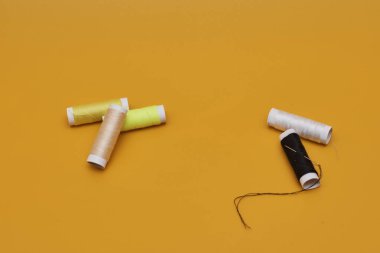 Sarı arkaplanda renkli iplikler 