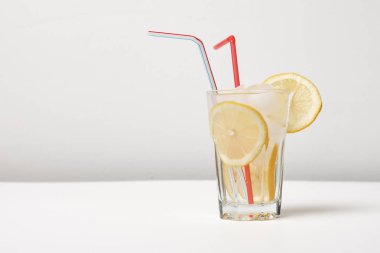 Limon dilimli taze yaz kokteyli, yakın görüş.