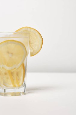 bardak limonata bardağı taşıran damla ile