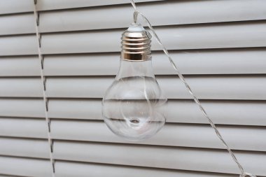 Beyaz panjurlarda klasik ampul lambası, yakın görüş