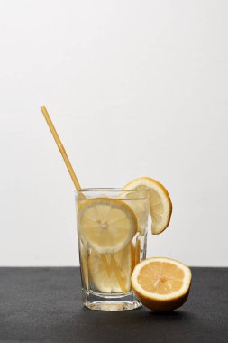 bardak limonata bardağı taşıran damla ile