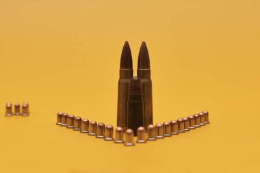 Parlak sarı arka planda madde işaretleri