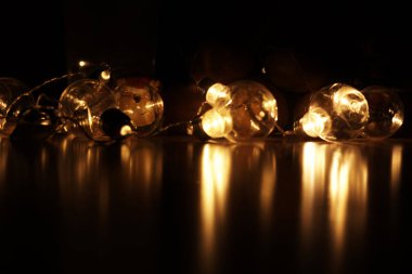 Koyu arka plan üzerinde vintage lamba ampuller Garland