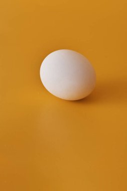 Sarı arka planda beyaz yumurta