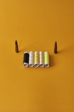 Sarı arkaplanda kurşun ve iplik takımı   