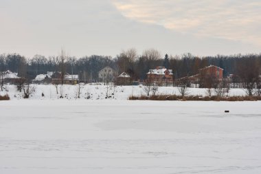 Güneşli gündüz kış parkında Donmuş nehir