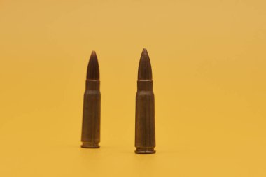 Parlak sarı arka planda madde işaretleri