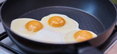 Tavada tavuk yumurtalarının yakın plan görüntüsü.