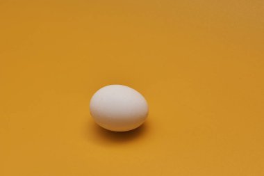 Sarı arka planda beyaz yumurta